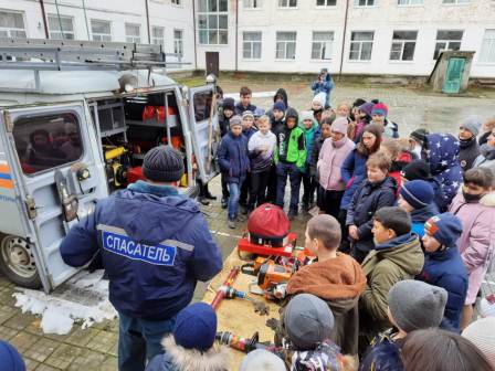 В Тбилисском районе спасатели устроили для школьников открытые уроки