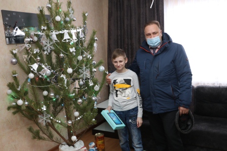 В Тбилисском районе 12-летнему Артему вручили подарок