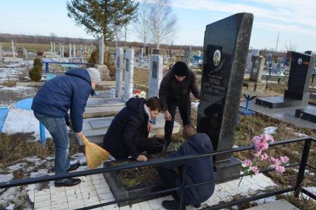 Волонтеры ухаживают за могилами