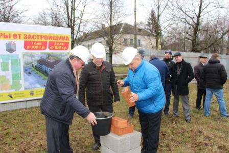 Церемония закладки первого камня многоквартирного дома