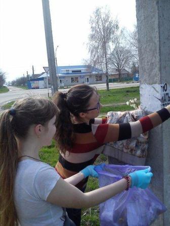 Тбилисские волонтеры очищают остановочные павильоны от объявлений