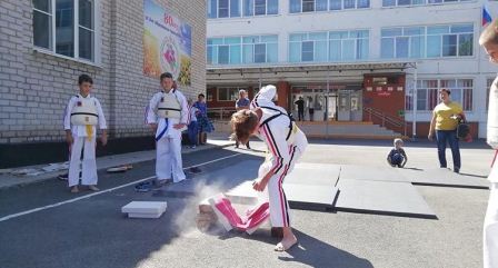 Тбилисские каратисты выступили с показательными выступлениями