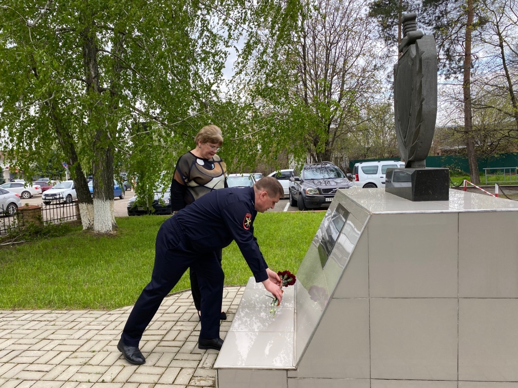 Возлагают цветы .jpeg