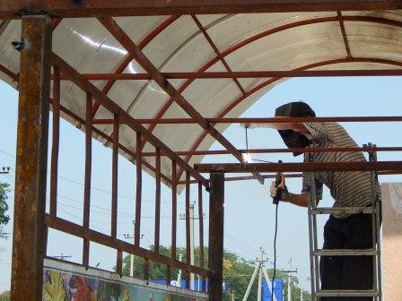 В Тбилисской на улице Пролетарской восстанавливают автобусную остановку