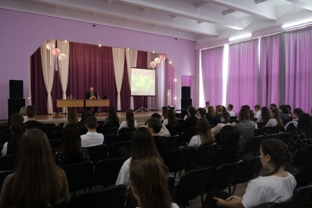 Тбилисские школьники встретились с профессором Сочинского института (филиала) РУДН