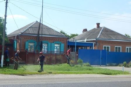 В Тбилисской косят траву и высаживают цветы