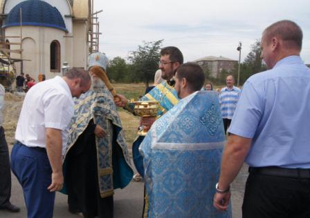 В станице Ловлинской подняли купол нового храма