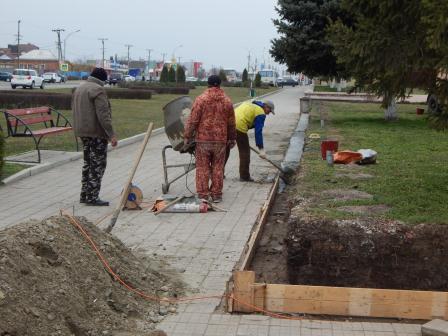 В центральном парке станицы Тбилисской ведутся работы по благоустройству