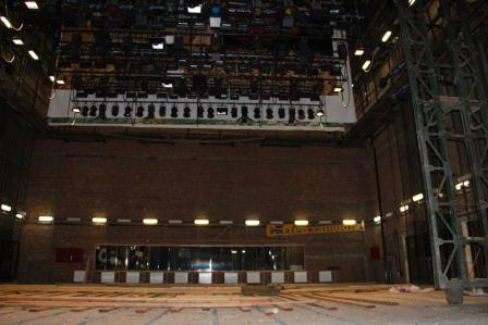 Продолжается ремонт главной сцены района 