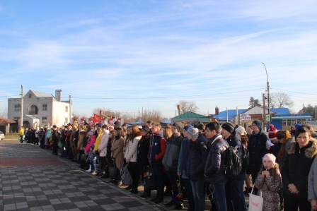 В Тбилисской в День Героев Отчества возложили цветы на мемориальном комплексе