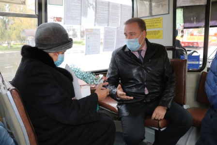 В Тбилисском районе льготники могут использовать карты «Мир» в качестве социального проездного