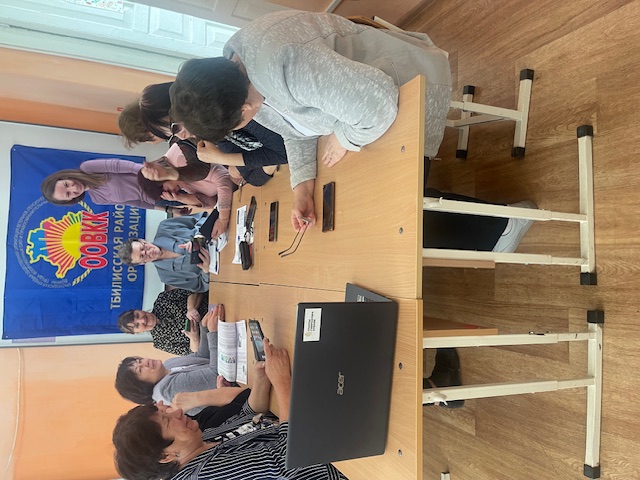 В Тбилисском районе успешно завершилось обучение шестой группы пенсионеров навыкам работы со смартфонами