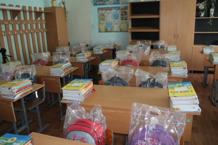 Первоклассникам Тбилисского района вручат более 300 портфелей 