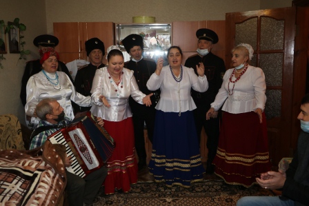 В Тбилисской ветерана-блокадника поздравили с 90-летием