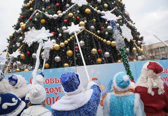 в Краснодаре прошли парадом Деды Морозы и Снегурочки