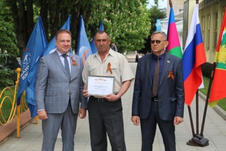 В Тбилисском районе открыли обновленную Доску Почета
