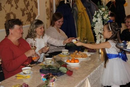 Евгений Ильин поздравил женщин района с наступающим Днем матери