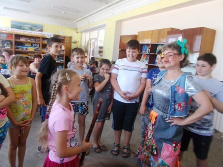 В детской библиотеке состоялось театрализованное открытие лагеря дневного пребывания СОШ №1