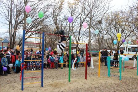 Многодетная мама из Тбилисского района оборудовала детскую площадку
