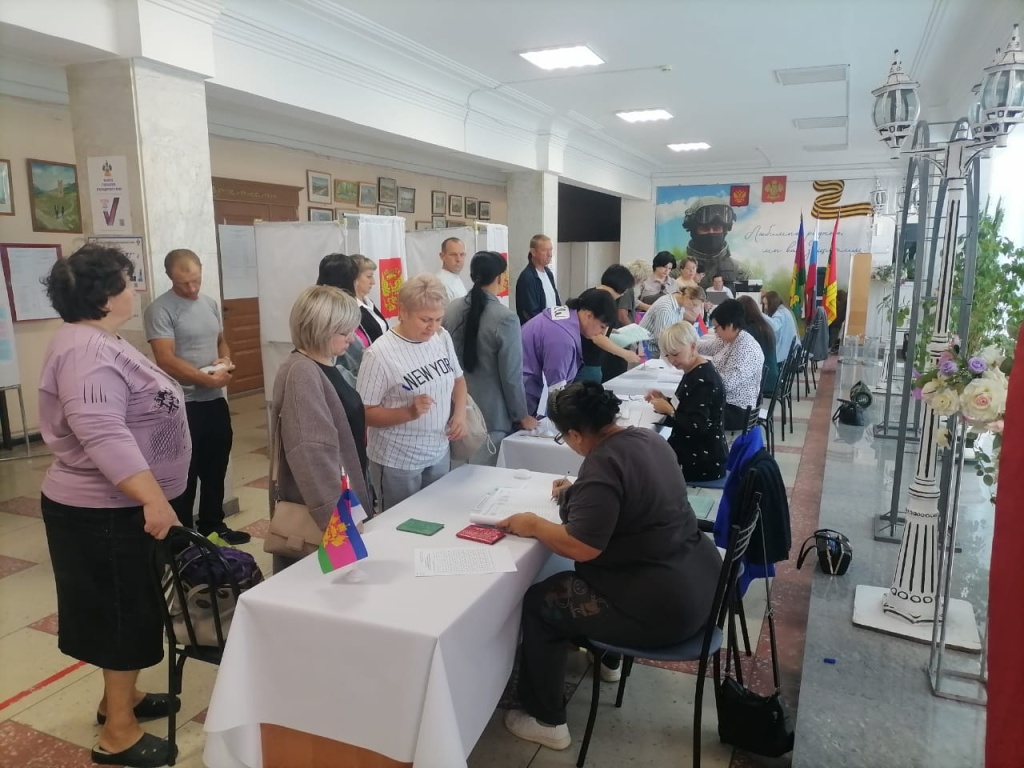 На 45 избирательных участках идет активное голосование избирателей