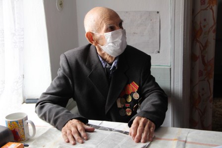 В Тбилисском районе продолжают вручать мобильные телефоны фронтовикам