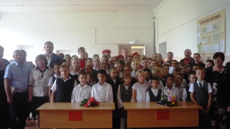 В восьмой школе открыли две парты Героя