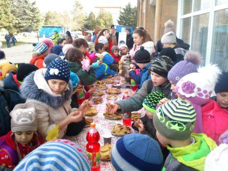 В Ловлинской отмечают Масленицу