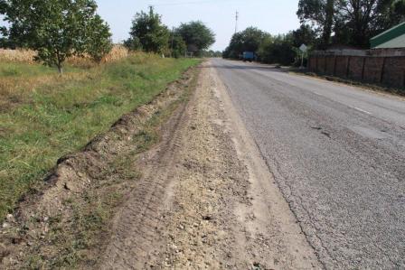 В Тбилисской прогрейдировали обочину дороги