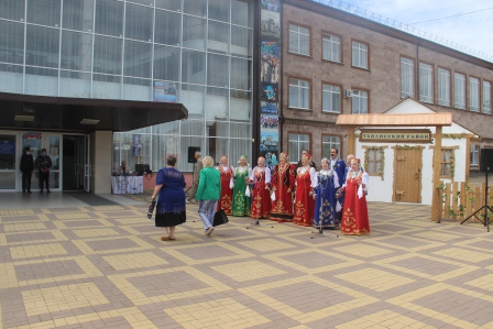 В единый день голосования артисты дарят тбилиссцам хорошее настроение