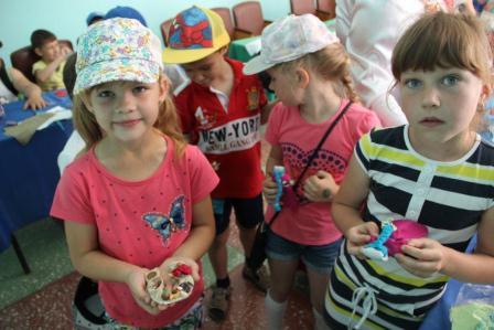 Маленьких тбилисцев научили делать тряпичные куклы