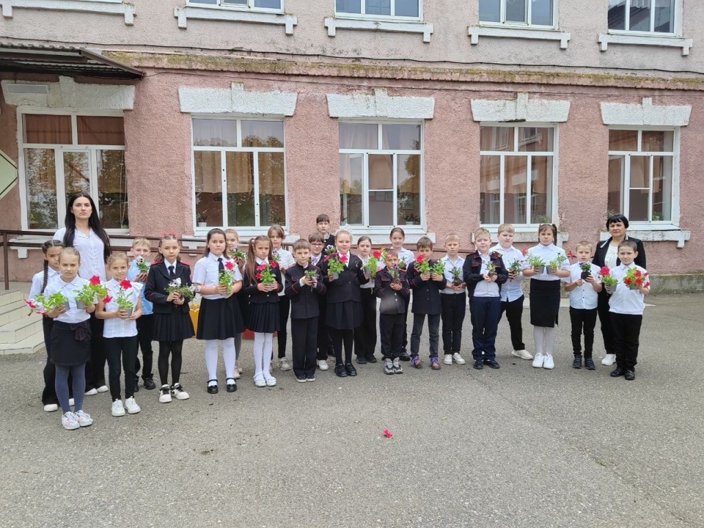 Казачата 4 школы высадили цветы ко Дню Победы!⁣⁣