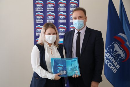 В Тбилисском районе торжественно вручили партбилеты