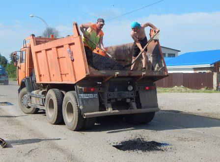 В Тбилисской проведен ямочный ремонт дороги по улице Вокзальной 