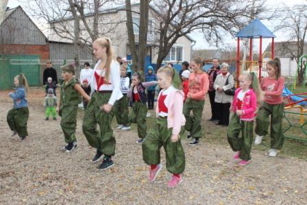 Многодетная мама из Тбилисского района оборудовала детскую площадку