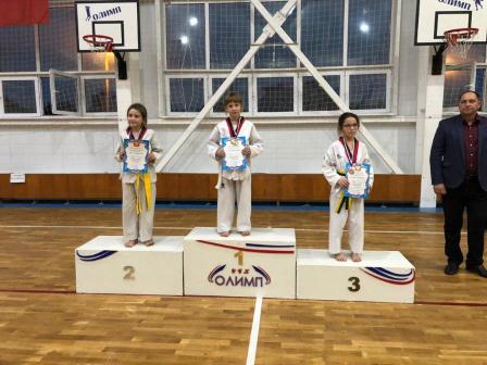 Злата и Мария завоевали золото в соревнованиях по тхэквондо