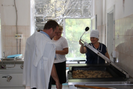 Глава района проверил качество питания в школах