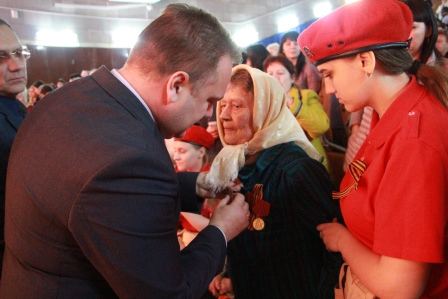 Жительниц Тбилисского района поздравили с наступающим 8 марта