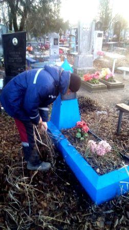 В Тбилисской на могилах ветеранов навели порядок