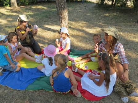 Группа подопечных благотворительного фонда «Края добра» вместе со своими семьями