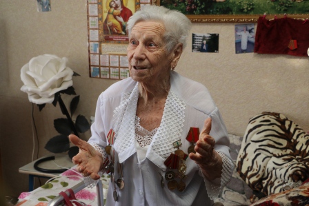 В Тбилисском районе блокадниц поздравили с годовщиной Ленинградской победы