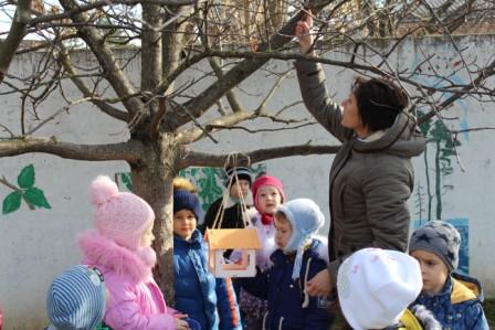 В детском саду «Родничок» стартовала акция «Птицы Кубани. Поможем птицам зимой»