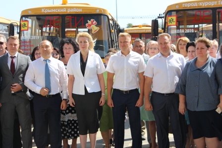 Школьный автопарк Тбилисского района пополнился двумя автобусами