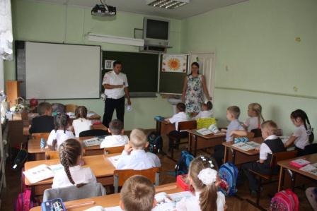 Первоклассники повторили правила дорожного движения