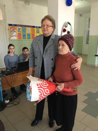 Юбилейную медаль вручили в школе