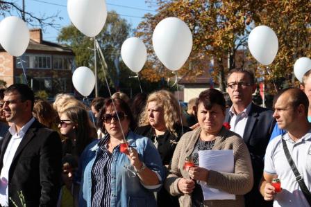 В Тбилисской прошел траурный митинг в память о погибших в Керчи