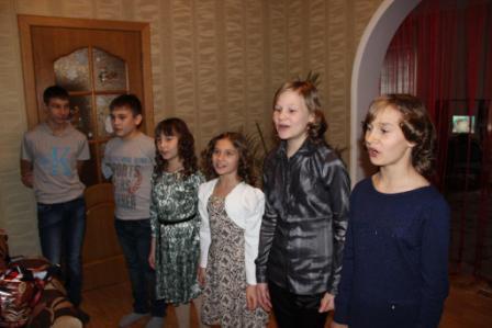 Глава Тбилисского района развозит подарки детям