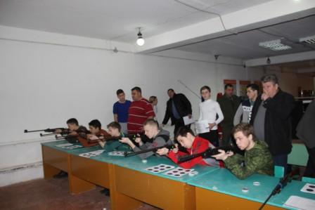В шестой школе прошли районные соревнования по стрельбе из пневматической винтовки