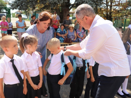 Первоклассникам Тбилисского района вручили портфели