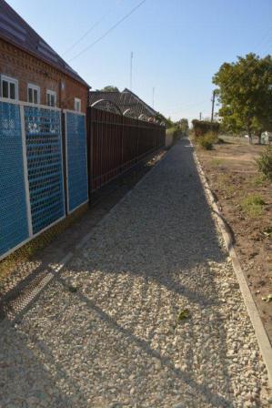 В Шевченко по улице Октябрьской продолжают ремонтировать тротуар