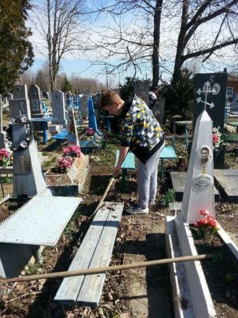 Молодые тбилисцы навели порядок на кладбище